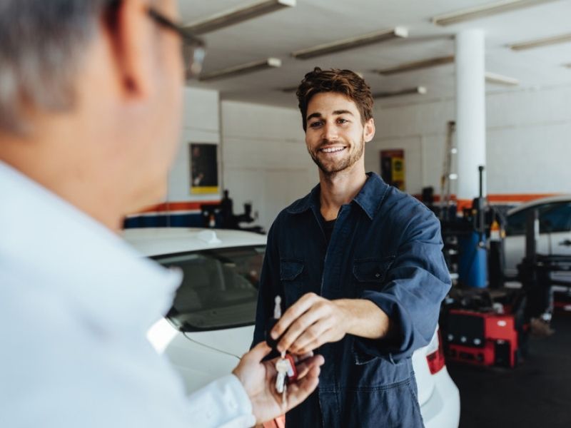 Mechaniker nimmt Auto entgegen