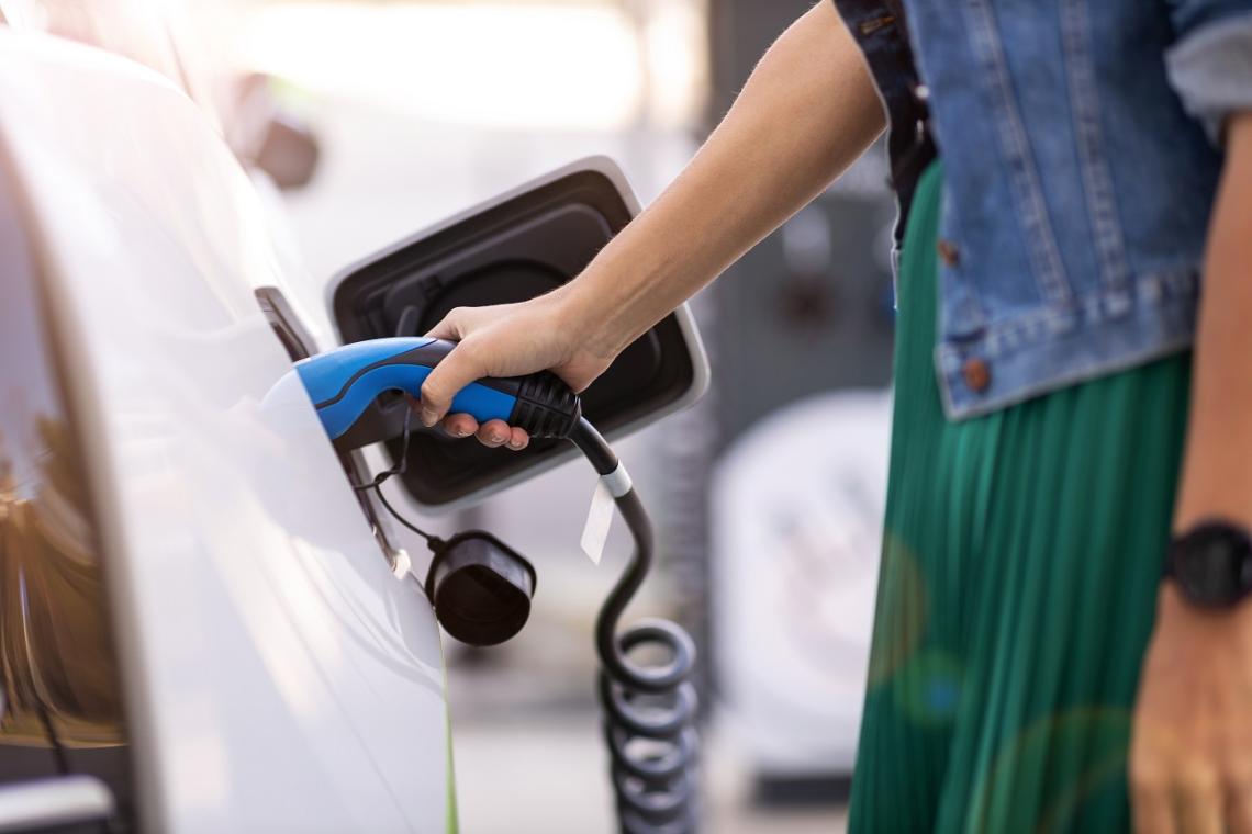Elektrofahrzeug an Ladestation Elektrofahrzeug an Ladestation